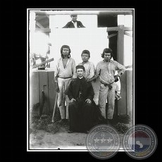 PADRE BÁLZOLA CON JOVENES DE LA TRIBU BORORO